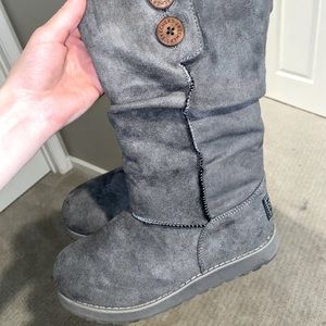 Gray Skechers UGGs women’s boots 6.5